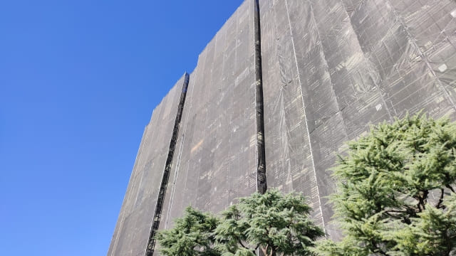 外壁塗装業で建設業許可は必要？請負工事の金額や取得する要件まで
